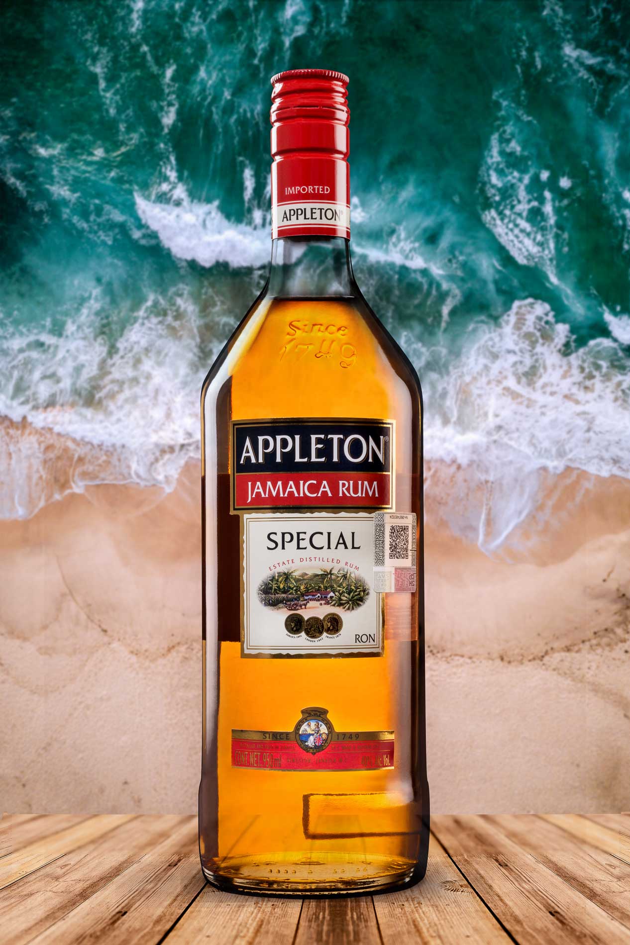 botella ron appleton special sobre fondo de playa